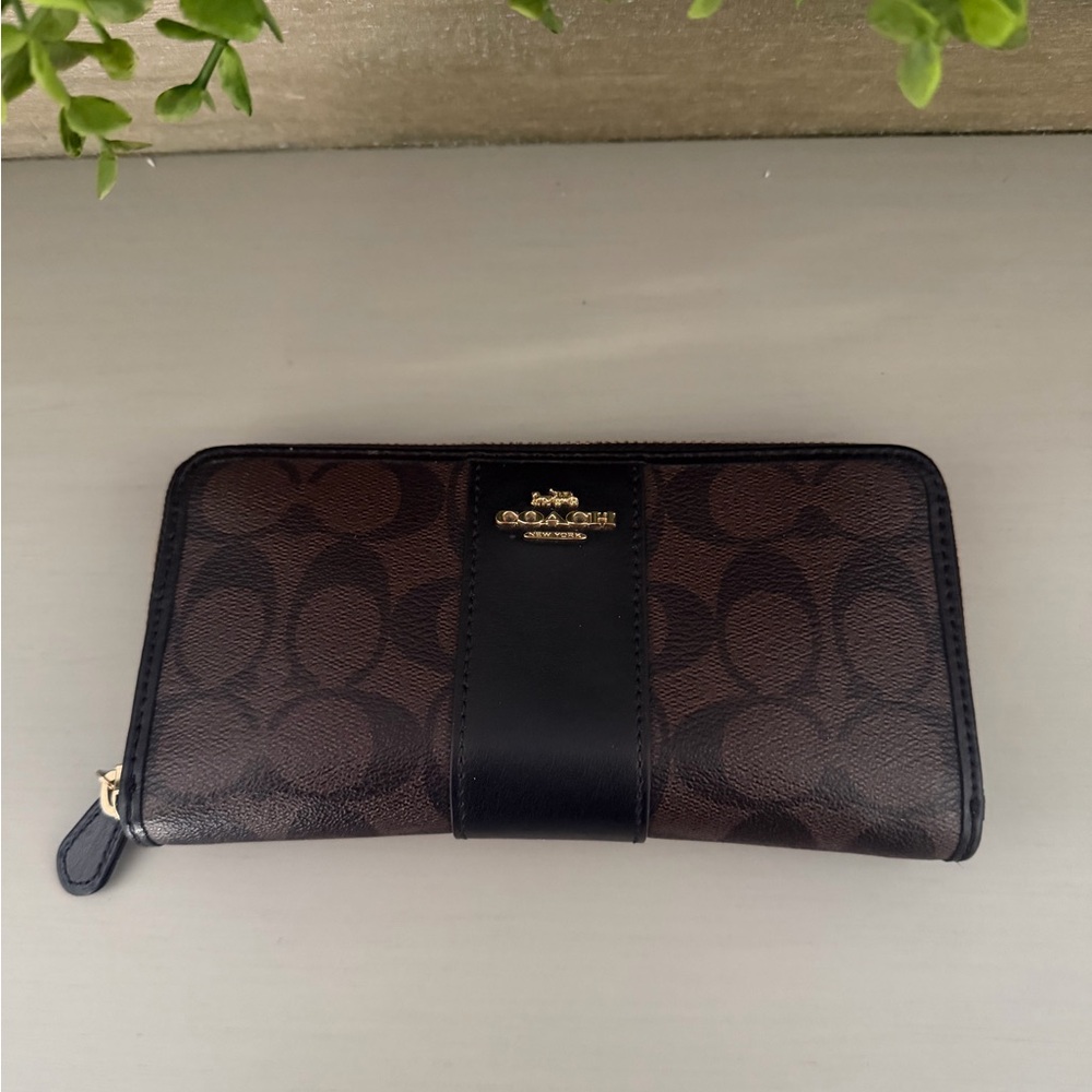 Coach Wallet - Picture 5 of 12
